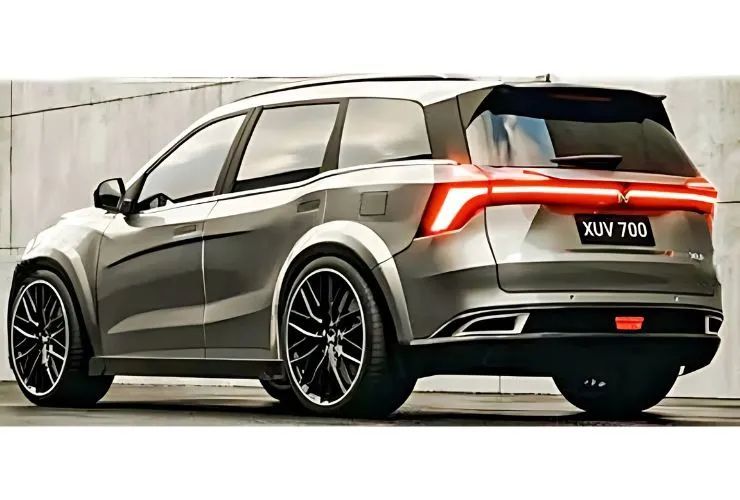 Rear view of the upcoming Mahindra XUV700 facelift 2026 featuring a full-width LED light bar and sporty alloy wheels.